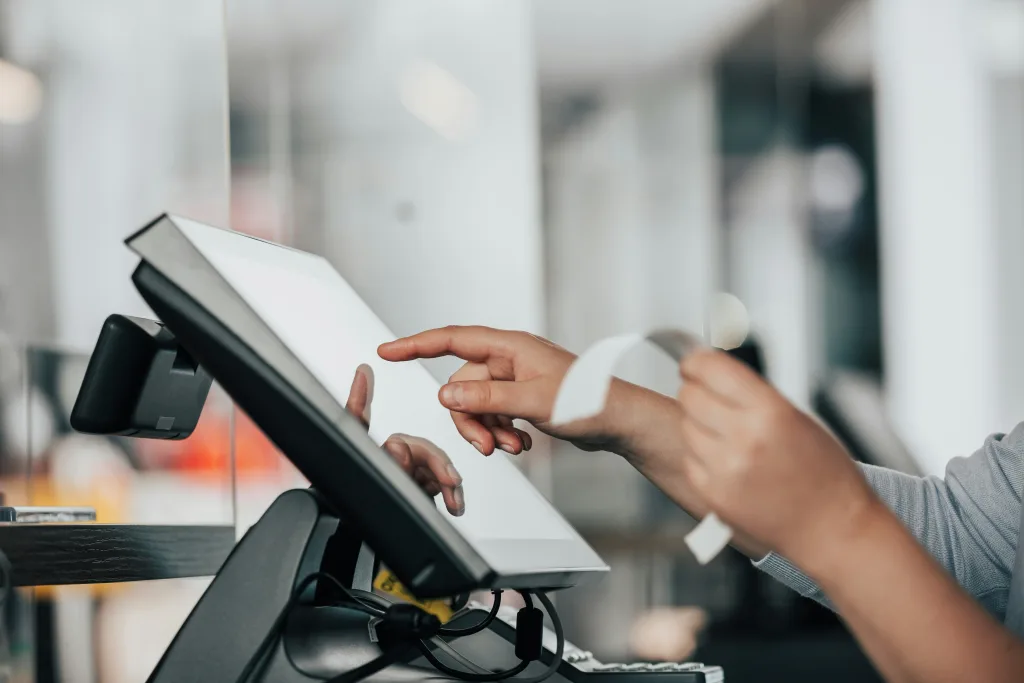 a person is using a pos machine in a store gkndM1GvSA Simon Kadula 電子發票的整合與應用